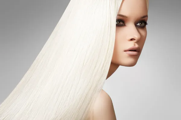 Modelo de mujer sensual con cabello rubio largo y liso brillante —  Fotos de Stock