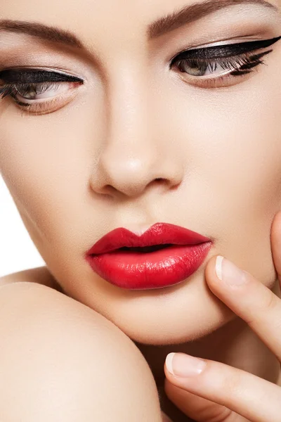 Крупным планом портрет сексуальной кавказской девушки-модели с гламурными красными губами — стоковое фото