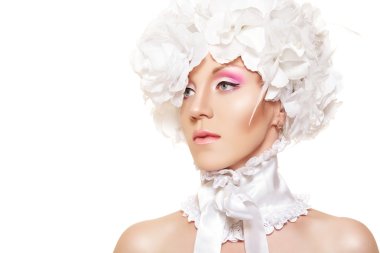 büyük beyaz çiçekli şapka sevimli kadın. Karnaval stili veya yaratıcı düğün