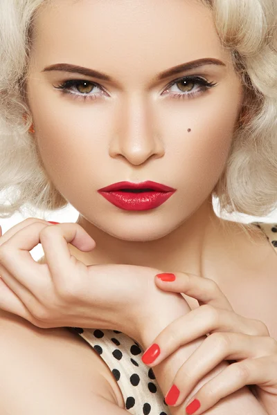 Retrato de hermosa mujer sexy joven con maquillaje vintage y peinado —  Fotos de Stock