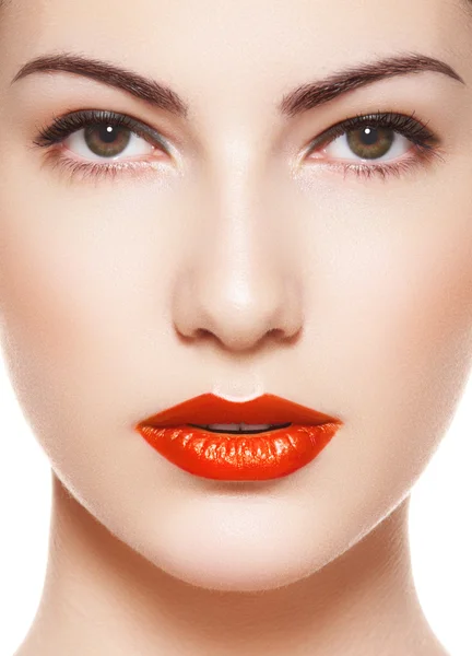 Χαριτωμένο μοντέλο πρόσωπο με φωτεινά βραδυνό μακιγιάζ, πορτοκαλί κραγιόν, καθαρότητα δέρμα — Φωτογραφία Αρχείου