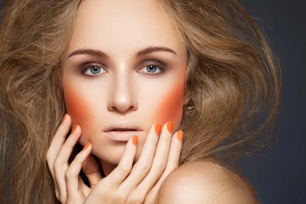 Olhar de alta moda. Modelo de mulher com maquiagem elegante, blush laranja brilhante — Fotografia de Stock