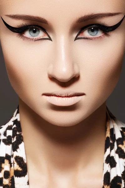 Modelo de mujer de moda con maquillaje de glamour, delineador de ojos de gato — Foto de Stock