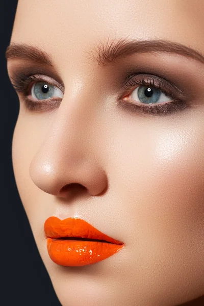 Sevimli kadın model parlak moda makyaj ile. seksi dudak parlatıcısı makyaj — Stok fotoğraf