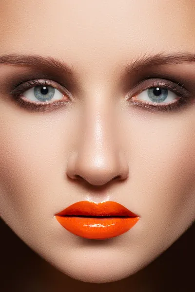 Λαμπερή γυναίκα πρόσωπο με make-up μόδα. προκλητικό στιλπνότητα μακιγιάζ στα χείλη — Φωτογραφία Αρχείου