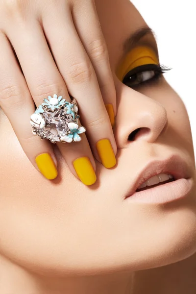 Close-up portret van mooi gezicht met neon geel fashion make-up — Stockfoto