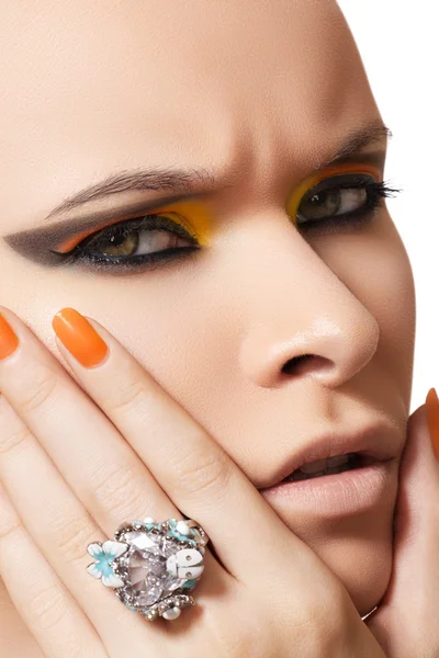 Retrato de close-up de belo rosto modelo com maquiagem de moda amarela neon — Fotografia de Stock