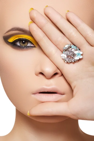 ネオン黄色のファッション メイクで美しいモデルの顔のクローズ アップの肖像画 — ストック写真