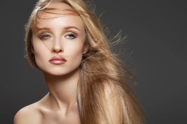 Modelo de mujer sexy con maquillaje de moda, hermoso pelo largo brillante — Foto de Stock