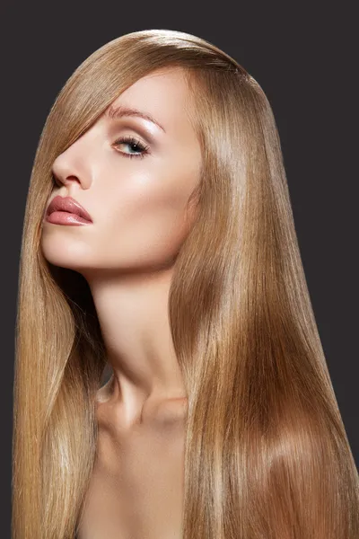 Welzijn & spa. Sensuele vrouw model met glanzende rechtstreeks lange haren — Stockfoto