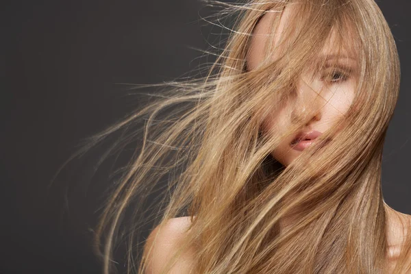 Sağlıklı yaşam ve spa. şehvetli kadın modeli ile koyu sarı saçları uçan winswept — Stok fotoğraf