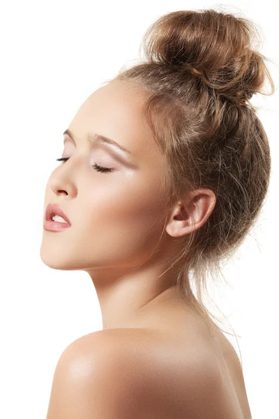 Hermosa mujer con maquillaje natural y volumen topknot peinado —  Fotos de Stock