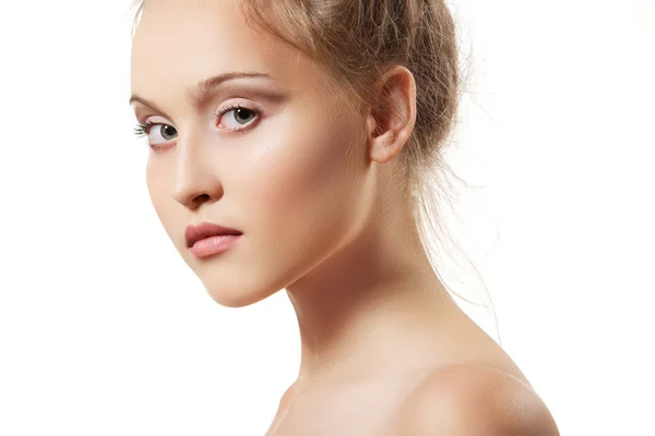 Χαριτωμένο μόδα κορίτσι με φυσικό μακιγιάζ σε άσπρο φόντο. τέλειο δέρμα — Φωτογραφία Αρχείου