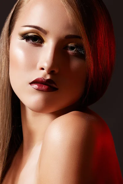 Elegante estilo de noche. Modelo de mujer seductora con maquillaje de moda de lujo — Foto de Stock