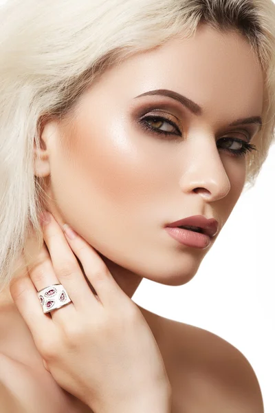 Όμορφη ξανθιά γυναίκα μοντέλο με καφέ καπνιστή-μάτι μακιγιάζ και λευκό δαχτυλίδι — Φωτογραφία Αρχείου