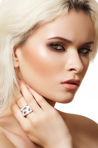 Model piękny blond kobieta makijaż smoky eye brązowy i biały pierścień — Zdjęcie stockowe