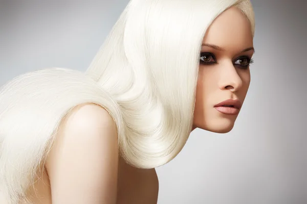 Bem-estar e spa. Modelo de mulher sensual com cabelo loiro longo brilhante — Fotografia de Stock