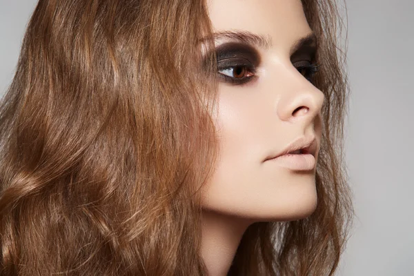 Schöne Frau Modell mit perfekten kurvigen glänzenden Frisur, Abend-Make-up — Stockfoto