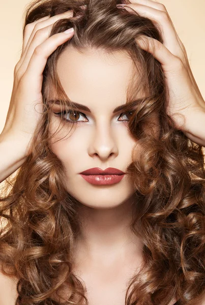 Krásná žena s objemem a lesklé kudrnaté vlasy styl, světlé rty make-up — Stock fotografie