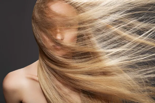 Wellness und Spa. sinnliches Frauenmodel mit windgepeitschten, dunkelblonden Haaren Stockbild