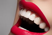 Close-up šťastné ženy úsměv s zdravé zuby bílé, světlé purpurové rty