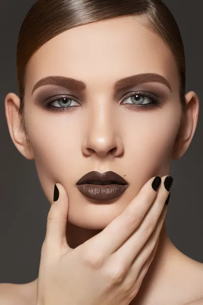 Estilo de moda, manicure, cosméticos e maquilagem. Maquiagem de lábios escuros — Fotografia de Stock