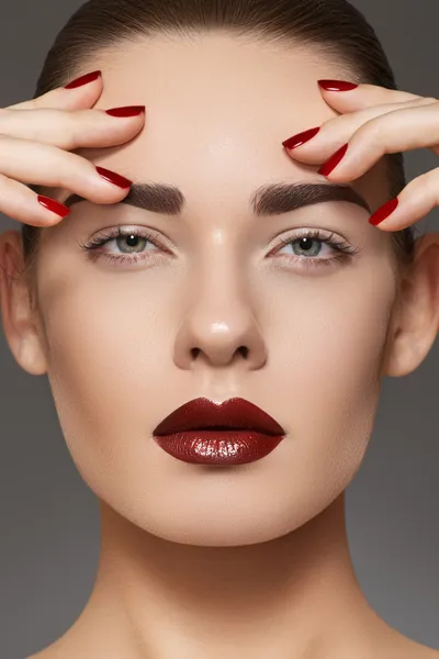 Lyx mode stil, manikyr, kosmetika och make-up. mörka läppar make-up — Stockfoto