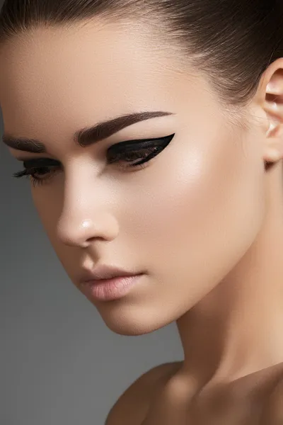 Zbliżenie uroczy portret kobiety. moda wieczór elegancja eyeliner — Zdjęcie stockowe