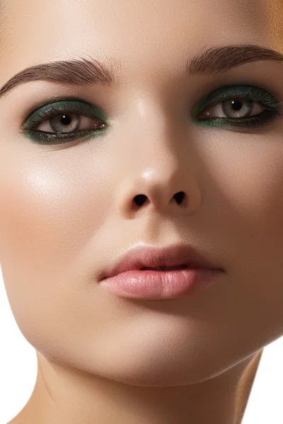 Κοντινό πλάνο του προσώπου καθαρότητα όμορφη γυναίκα με πράσινο καπνιστή μάτια — Φωτογραφία Αρχείου