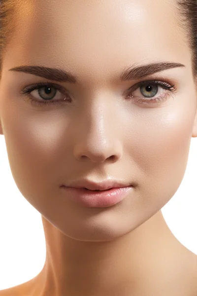 Naturlig skönhet närbild porträtt av vacker ung kvinna modell ansikte — Stockfoto