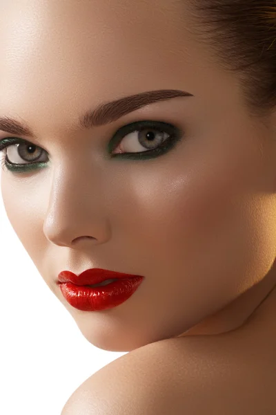 Retrato do rosto de pureza da mulher bonita com lábios vermelhos brilhantes — Fotografia de Stock