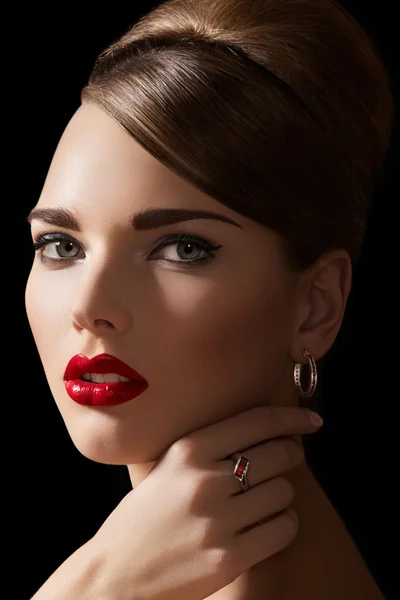 Όμορφη γυναίκα μοντέλο με ρετρό χτένισμα και φωτεινό μακιγιάζ — Φωτογραφία Αρχείου