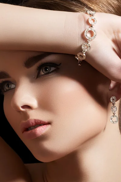 Mooie vrouw model in retro stijl make-up. accessoires, sieraden — Stockfoto
