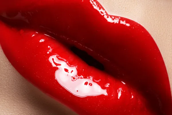 Primer plano de los labios de la mujer con maquillaje brillante rojo de moda —  Fotos de Stock