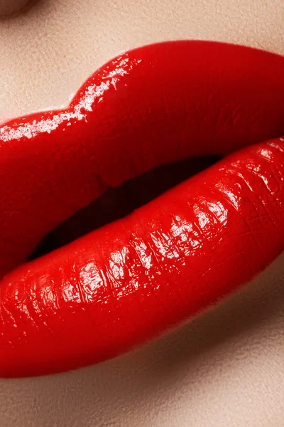 Nahaufnahme der Lippen der Frau mit leuchtend rotem Make-up. Makrolippen — Stockfoto