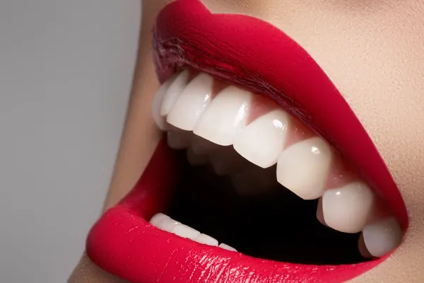 Yakın çekim mutlu kadın gülümseme ile sağlıklı beyaz dişler, parlak kırmızı dudaklar — Stok fotoğraf