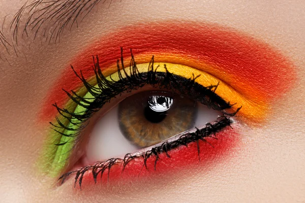 Kosmetika och skönhetsvård. makro närbild av vackra gröna kvinnliga öga — Stockfoto