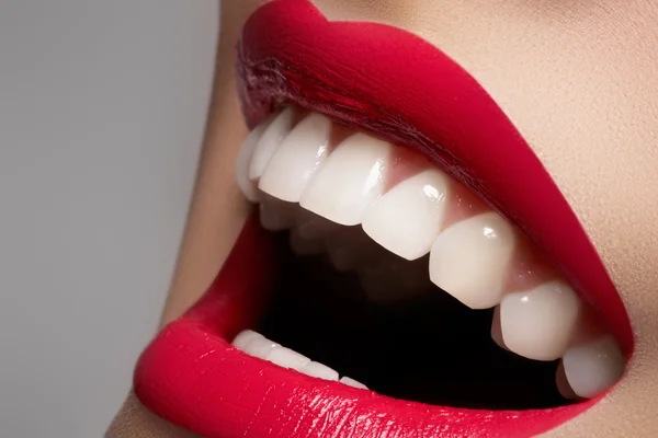 Yakın çekim mutlu kadın gülümseme ile sağlıklı beyaz dişler, parlak kırmızı dudaklar - Stok İmaj
