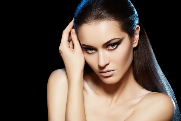 Hermosa modelo de mujer sexy con maquillaje de noche oscura, morena —  Fotos de Stock