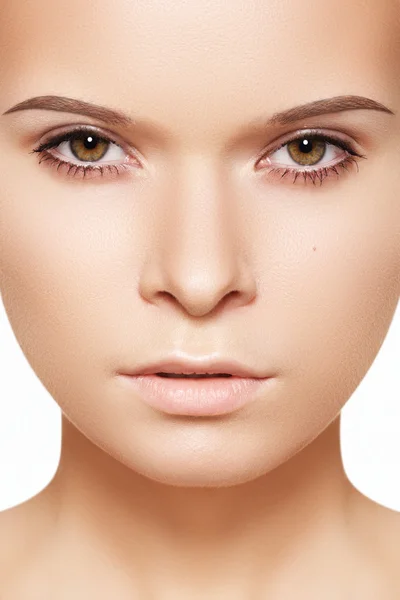 Beleza natural close-up retrato de bela jovem mulher modelo rosto — Fotografia de Stock