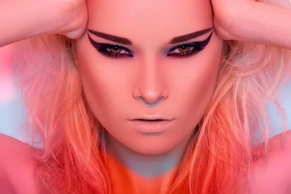 Styl punk rock. kobieta moda model twarz seksowny makijaż — Zdjęcie stockowe