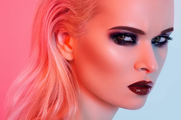 Punk rock stil eller halloween make-up. mode kvinna modell ansikte — Stockfoto