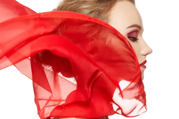 Модный портрет девушки модели с размахивающим красным шелковым шарфом — стоковое фото