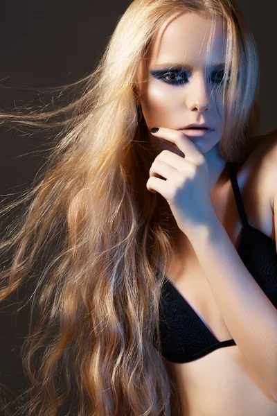 Красива модель молодої жінки з ідеальним довгим вітряним волоссям — стокове фото