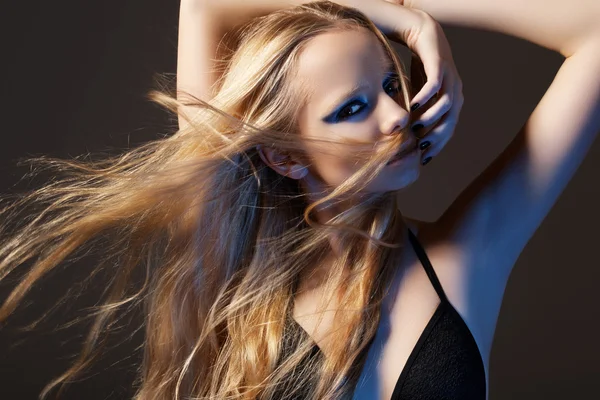 Mükemmel uzun rüzgârlı saç modeliyle güzel genç kadın — Stok fotoğraf