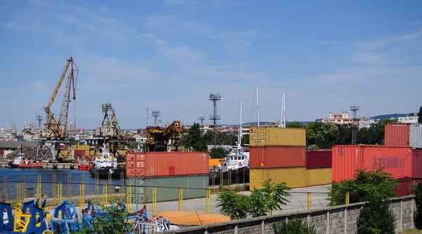 Containers en kranen op haven — Stockfoto