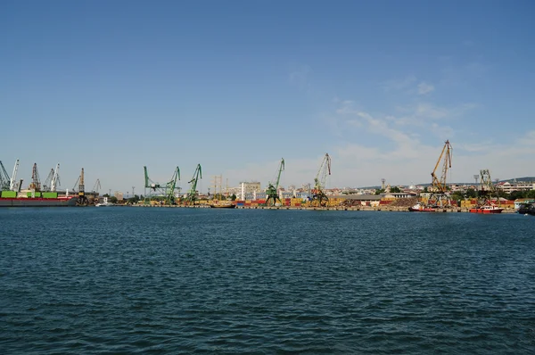Kranen en containers op haven — Stockfoto