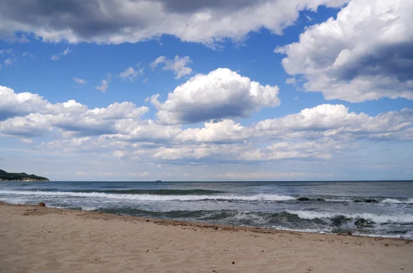 Хмари над самотнім пляжем — стокове фото