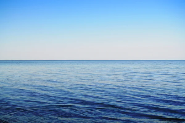 Mar tranquilo y cielo sin payasos — Foto de Stock