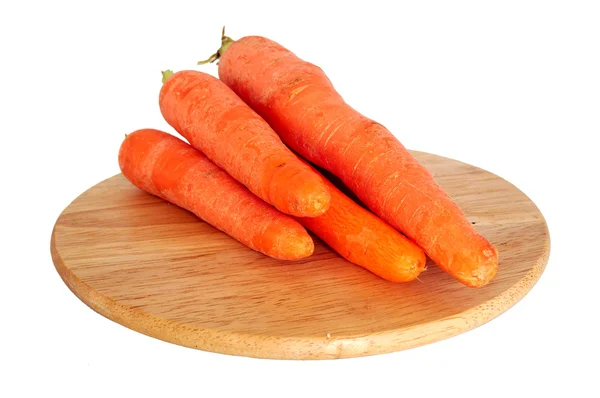 Свіжа морква на дерев'яній дошці — стокове фото